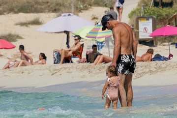 El entrenador del Atlético de Madrid se está tomando unos días de merecido descanso con su familia en las playas de las Islas Baleares.
