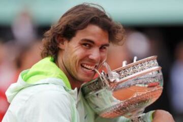 Rafa Nadal posa con el Trofeo de Roland Garros conseguido en 2010 en la final que lo enfrentó al sueco Robin Soderling