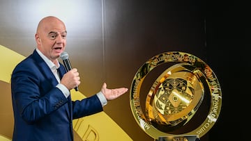 USA3055. MIAMI (ESTADOS UNIDOS), 10/06/2025.- El presidente de la FIFA, Gianni Infantino, habla junto al trofeo del Mundial de Clubes, durante un evento este martes, en Miami (EE.UU.). Infantino, minimizó el impacto que las restrictivas políticas migratorias de Estados Unidos van a tener sobre el Mundial de Clubes, que comienza este sábado, y la Copa Mundial de 2026, asegurando que aficionados "del mundo entero" asistirán a ambas competiciones. EFE/ Giorgio Viera
