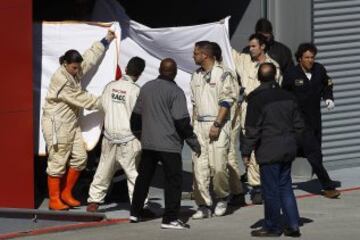 El piloto español de McLaren, Fernando Alonso, evacuado en helicóptero tras un accidente durante la cuarta tanda de entrenamientos de pretemporada del Mundial de Fórmula Uno, que se realiza en el Circuito de Cataluña.