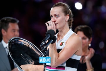 Petra Kvitova visiblemente emocionada con el trofeo entre manos. 