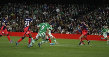 1-1. Tello marca el primer gol bético.