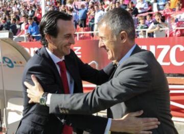 Los entrenadores del Sevilla, Unai Emery, y del Levante, Lucas Alcaraz, se saludan al inicio del partido de Liga que estos dos equipos juegan hoy en el estadio Sánchez Pizjuán de la capital andaluza.