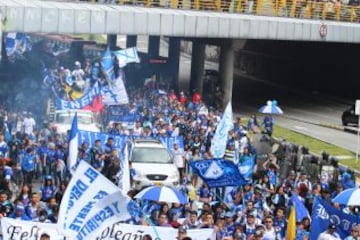 Las calles de Bogotá se pintan de azul y blanco