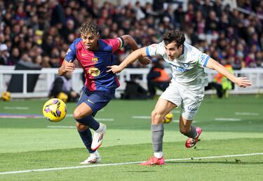 Va de exhibición en exhibición. Nada más tocar el balón se regateó a siete rivales y, a partir de ahí, todo lo hizo con buen criterio. Para muestra, su asistencia a Lewandowski, un remate de volea que evidencia su enorme talento. Es oro y tiene todo un futuro por delante.  