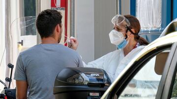 Rome (Italy), 17/08/2020.- Health workers wearing overalls and protective masks perform swab tests at the 'Santa Giovanni' hospital of the ASL Roma 1 health facilities in Rome, Italy, 17 August 2020. Italy has introduced mandatory coronavirus disease (COVID-19) testing for anyone arriving from Croatia, Greece, Spain and Malta in an attempt to avoid a spike of new cases. (Croacia, Grecia, Italia, España, Roma) EFE/EPA/ALESSANDRO DI MEO