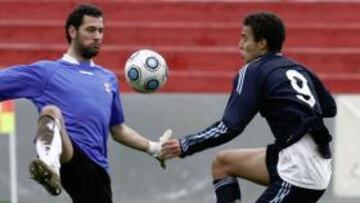 <b>PELEÓN. </b>Rodrigo presiona al guardameta Rubén.