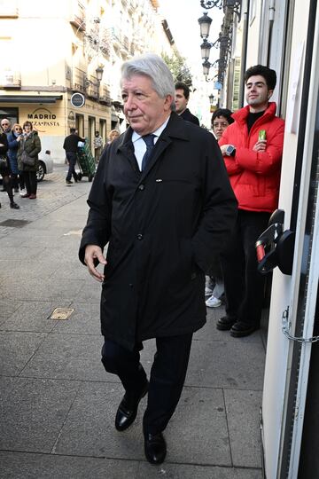 Enrique Cerezo asiste a la capilla ardiente de Marisa Paredes en el Teatro Español.