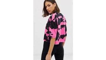 Pura tendencia: contraste negro y rosa y estampado de vaca