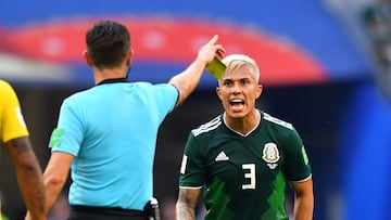 El ¨¢rbitro saca tarjeta amarilla a Carlos Salcedo por hacerle falta a Neymar.