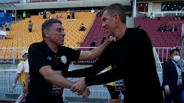 Srecko Katanec, a la derecha, saluda a Luis Fernando Suárez, entrenador de Costa Rica.