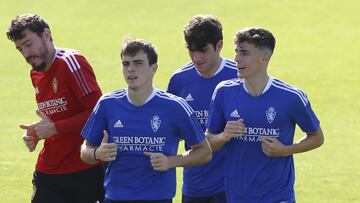 Francho y Franc&eacute;s, delante de Cristian &Aacute;lvarez y de Iv&aacute;n Az&oacute;n, durante un entrenamiento con el Real Zaragoza.