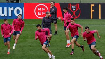 SEVILLA, 05/04/2024.- Jugadores del Athletic durante el entrenamiento previo a la final de la Copa del Rey de fútbol que Athletic Club y RCD Mallorca disputan mañana sábado en el estadio de La Cartuja, en Sevilla. EFE/Julio Muñoz
