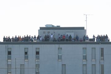 Aficionados disfrutando desde una azotea del CFJ Mollerussa - Rayo Vallecano.