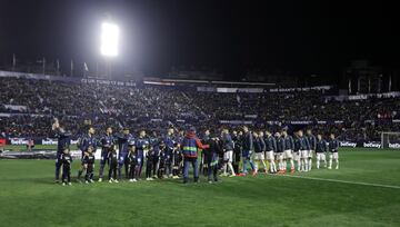 Los jugadores del Levante y del Real Madrid se saludan antes del comienzo del partido. 