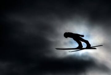 Preciosa imagen de un salto de esquí en un entrenamiento en las pistas de Lahti en Finlandia.