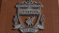 El escudo del Liverpool en Anfield.