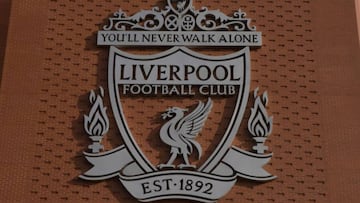 El escudo del Liverpool en Anfield.