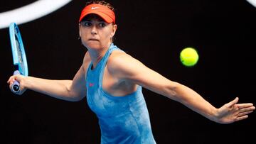 Maria Sharapova devuelve una bola ante Caroline Wozniacki durante su partido en el Open de Australia 2019.