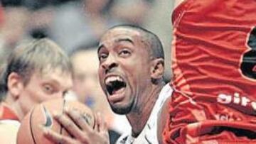 <b>ENTREGA. </b>Louis Bullock se desdobló como director de juego y artillero, pero al Madrid no le bastó su esfuerzo ante un sólido Akasvayu.