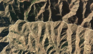 Asombrosa red de muros, torres de vigilancia y fortalezas que atraviesa desiertos, montañas y mesetas. Es la estructura más grande jamás construida por el ser humano. Su principal objetivo era defensivo. Los diferentes emperadores chinos la fueron uniendo y ampliando para proteger al imperio de las invasiones de las tribus nómadas del norte. Aunque se suele decir que mide unos 6,000 km, las mediciones modernas que incluyen todas sus ramificaciones calculan que tiene unos 21,196 kilómetros