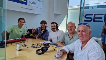 04-08-25. GERARDO RUIZ, EL PRIMERO POR LA DERECHA, EN LA TERTULIA SER DEPORTIVOS DE SER GIJÓN, JUNTO A MANFREDO ÁLVAREZ Y DAVID GONZÁLEZ.