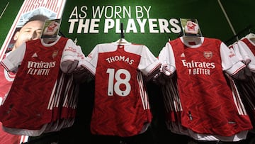Merchandising de la tienda del Arsenal.