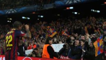 Alves se dirige a la grada tras anotar el 2-1