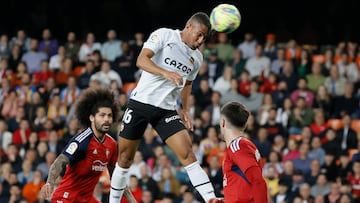 Samuel Lino (c), remata ante los defensores de Osasuna.