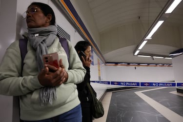 La gente espera la llegada del metro a una estación mientras las operaciones del metro se reanudan parcialmente.