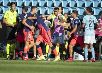 Jugadores ded ambos equipos, en el césped y los del banquillo intentaron que el asunto no fuera a mayores.