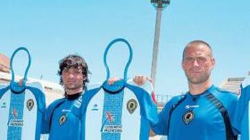 <b>POSÓ. </b>Enrique Ortiz posa para AS, ayer, junto a la pancarta que apareció en el vestuario.