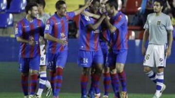 Los jugadores del Levante celebran uno de los tantos.