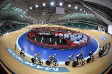 Vista general del velódromo durante la carrera femenina de la Copa del Mundo de Ciclismo en Pista en el Centro Nacional de Ciclismo en Manchester.