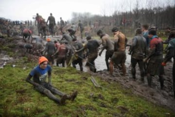 La carrera Tough Guy, se celebra desde 1987 en Inglaterra y desafía a sus participantes a recorrer 15km llenos de los obstáculos, donde hasta los más expertos se quedan en el camino. 