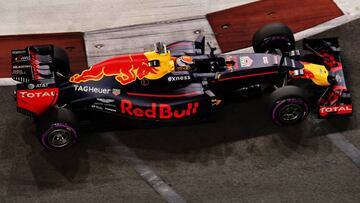 Max Verstappen con el Red Bull en Singapur.