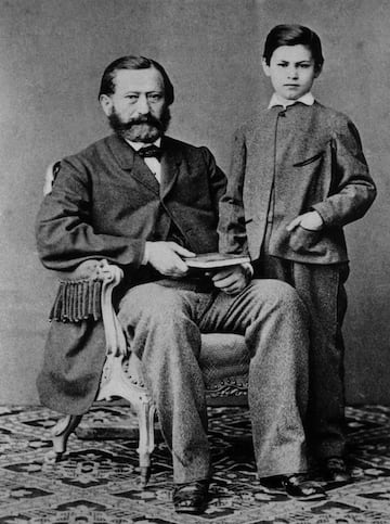 En la imagen aparece de niño junto a su padre. Nació en Freiberg, Imperio Austríaco, en el año 1856, en el seno de una familia ucraniana de origen judío y situación económica humilde. El psicoanálisis freudiano es una teoría que intenta explicar el comportamiento de los seres humanos y se basa en el análisis de los conflictos sexuales inconscientes que se originan en la niñez.