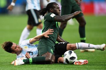 Nicolás Tagliafico con Victor Moses.