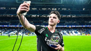 Declan Rice, jugador del Arsenal, posa con ambos trofeos de 'MVP del Partido' tras la eliminatoria ante el Real Madrid.