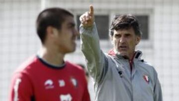 El entrenador de Osasuna, José Luis Mendilibar, durante el entrenamiento del equipo.