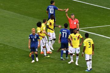 Colombia 0-1 Japón | Carlos Sánchezfue expulsado por evitar el primer gol de Japón con la mano. Provoco el penalti que más tarde Kagawa transformaría. 