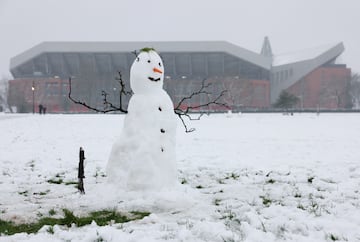 Un muñeco de nieve en los alrededores del estadio de Anfield.