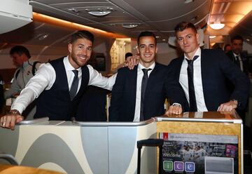 Sergio Ramos, Lucas V¨¢zquez y Toni Kroos dentro del avi¨®n.