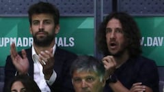 Gerard Piqué, detrás de Toni Nadal y junto a Puyol, en la Copa Davis.