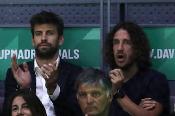 Gerard Piqu, detrs de Toni Nadal y junto a Puyol, en la Copa Davis.