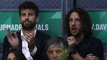 Gerard Piqué, detrás de Toni Nadal y junto a Puyol, en la Copa Davis.