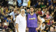 Phil Jackson, junto a Pau Gasol.