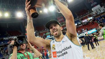 GRAF3652. Vitoria, 19/06/2018. El base argentino del Real Madrid, Facundo Campazzo, celebra la consecuci&oacute;n del titulo de Liga ACB tras derrotar al Baskonia Kirolbet en el cuarto partido del Play Off jugado esta noche en el Fernando Buesa de Vitoria . EFE/Jos&eacute; Ram&oacute;n G&oacute;mez.