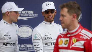 ZSN065. Melbourne (Australia), 25/03/2017.- (L-R) Finnish Formula One driver Valtteri Bottas of Mercedes AMG GP, British Formula One driver Lewis Hamilton of Mercedes AMG GP and German Formula One driver Sebastian Vettel of Scuderia Ferrari pose for photographers at the end of qualifying at the Albert Park circuit in Melbourne, Australia, 25 March 2017. The 2017 Formula One Grand Prix of Australia will take place on 26 March 2017. (F&oacute;rmula Uno) EFE/EPA/DIEGO AZUBEL