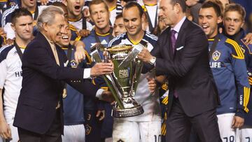 Phil Anschutz recibe la MLS Cup de mano de Don Garber y ante la mirada de Landon Donovan.
